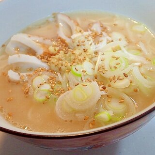 生姜入り　竹輪と白葱と金胡麻の豚骨ラーメン